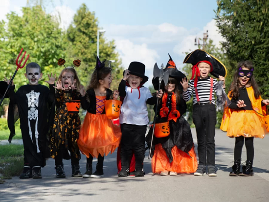 Ang mga naka -istilong bata sa Halloween costume para sa bawat maligaya na okasyon